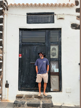 Zueco Genuins Riva  de piel serraje color taupe con planta anatómica de caucho corcho y hebilla ajustable metálica para hombre lifestyle.