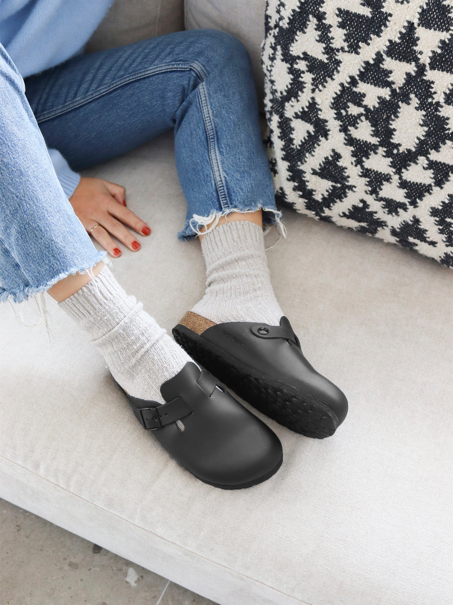 Zueco Genuins Riva de piel engrasada color negro con planta anatómica de caucho corcho y hebilla ajustable metálica para mujer lifestyle